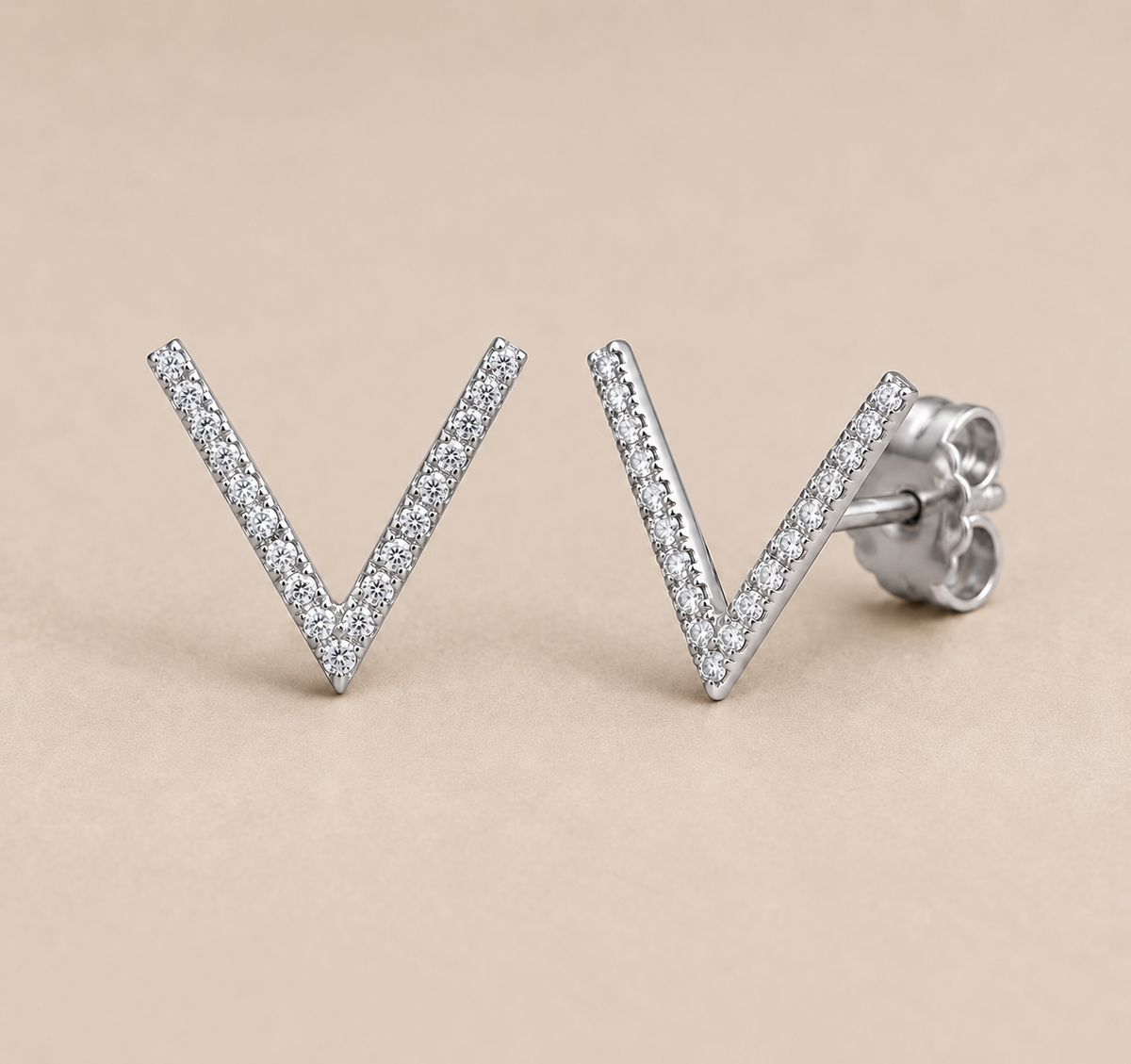 V earrings in Silver