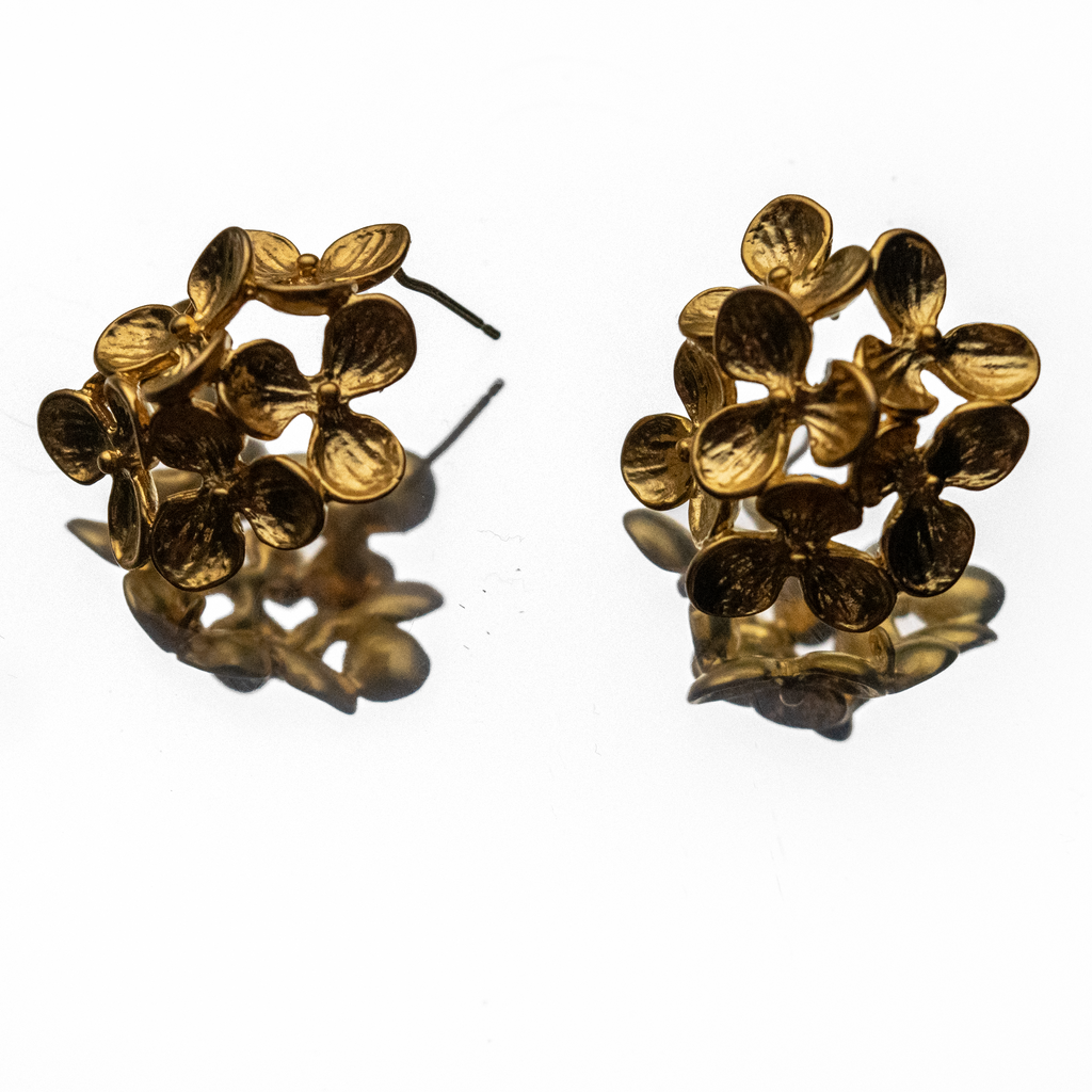 DANCEHALL DAISY STUDS