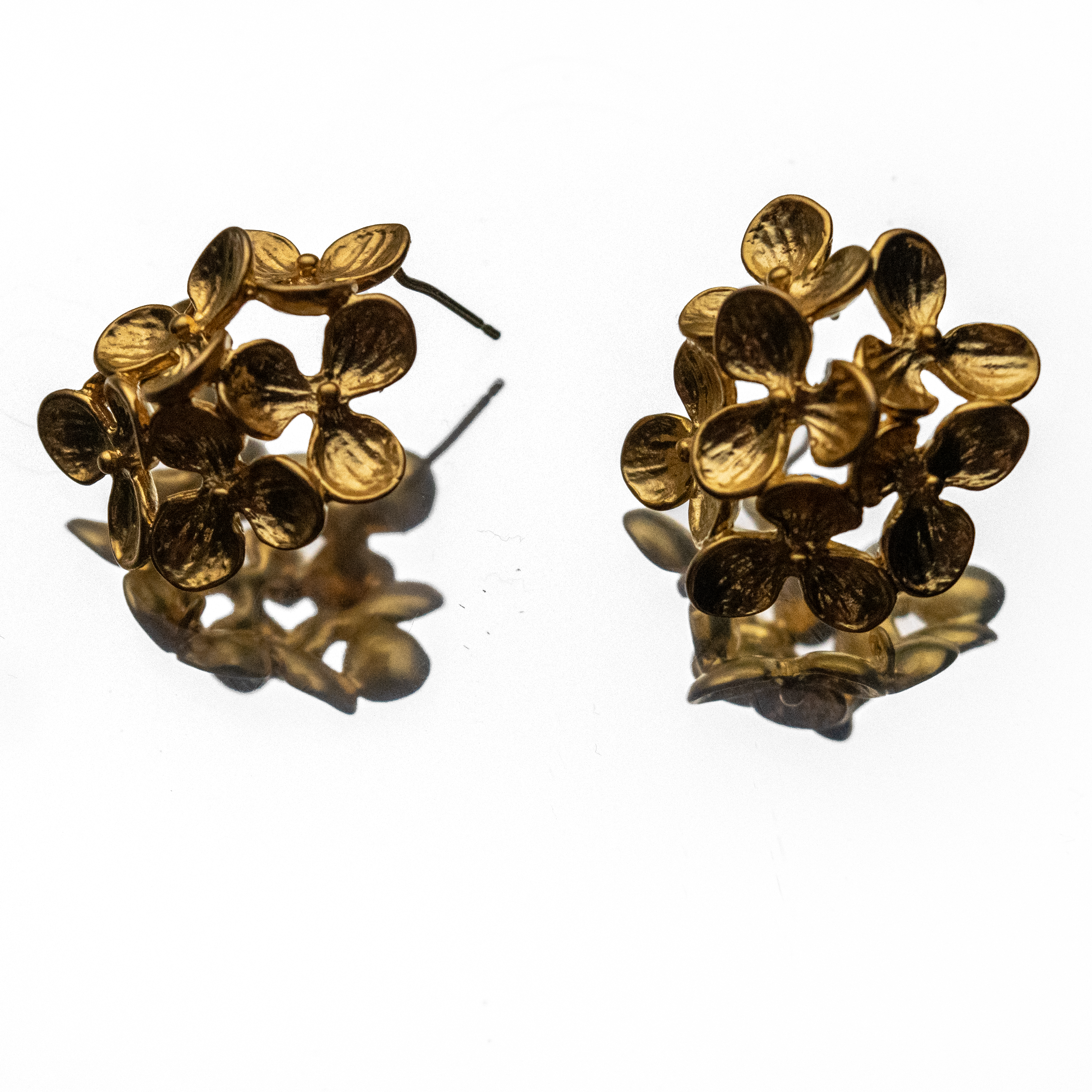 DANCEHALL DAISY STUDS