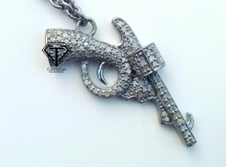 Pistola with diamonds